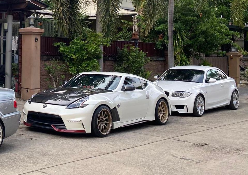 รถยนต์ Nissan 370z สีขาวจอดหน้าร้านฟื้นฟูรถ